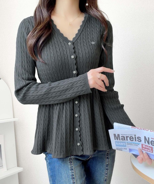 mily bilet(ミウィビレット)の「【mily bilet】いつものペプラムを、ケーブル編みで上品に。プレート付き パールボタン ケーブル編みペプラムニットカーディガン(長袖)(ニット/セーター・レディース・チャコール/アイボリー・LARGE/MEDIUM/SMALL/X-LARGE)」の22枚目の写真