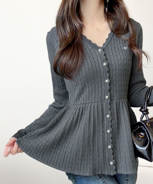 mily bilet(ミウィビレット)の「【mily bilet】いつものペプラムを、ケーブル編みで上品に。プレート付き パールボタン ケーブル編みペプラムニットカーディガン(長袖)(ニット/セーター・レディース・チャコール/アイボリー・LARGE/MEDIUM/SMALL/X-LARGE)」の4枚目の写真