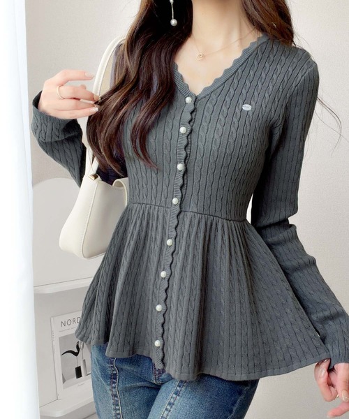 mily bilet(ミウィビレット)の「【mily bilet】いつものペプラムを、ケーブル編みで上品に。プレート付き パールボタン ケーブル編みペプラムニットカーディガン(長袖)(ニット/セーター・レディース・チャコール/アイボリー・LARGE/MEDIUM/SMALL/X-LARGE)」の20枚目の写真