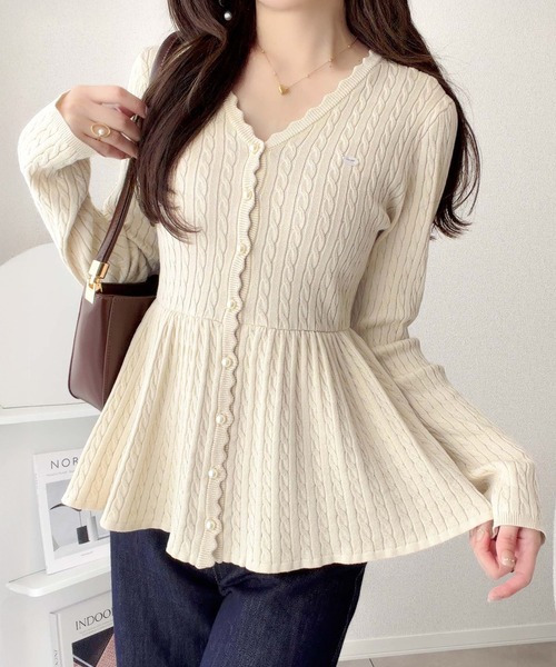 mily bilet(ミウィビレット)の「【mily bilet】いつものペプラムを、ケーブル編みで上品に。プレート付き パールボタン ケーブル編みペプラムニットカーディガン(長袖)(ニット/セーター・レディース・チャコール/アイボリー・LARGE/MEDIUM/SMALL/X-LARGE)」の3枚目の写真