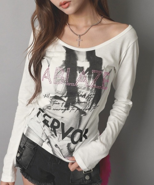 SPINNS(スピンズ)の「長袖Tシャツ/フォトガール/ストーン/平成ギャル(Tシャツ/カットソー・レディース・オフホワイト/ブラック・ONESIZE)」の2枚目の写真