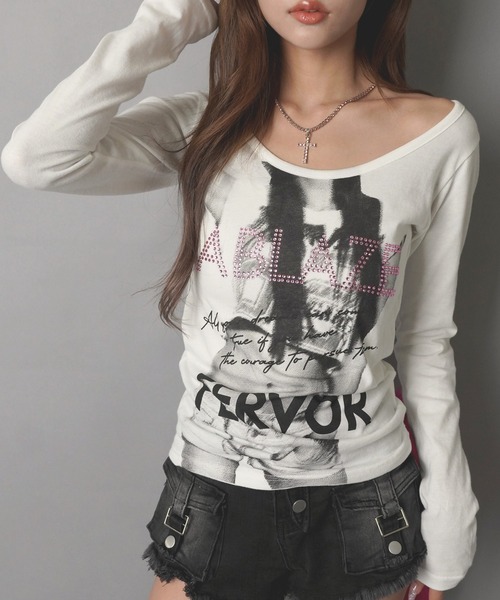 SPINNS(スピンズ)の「長袖Tシャツ/フォトガール/ストーン/平成ギャル(Tシャツ/カットソー・レディース・オフホワイト/ブラック・ONESIZE)」の8枚目の写真