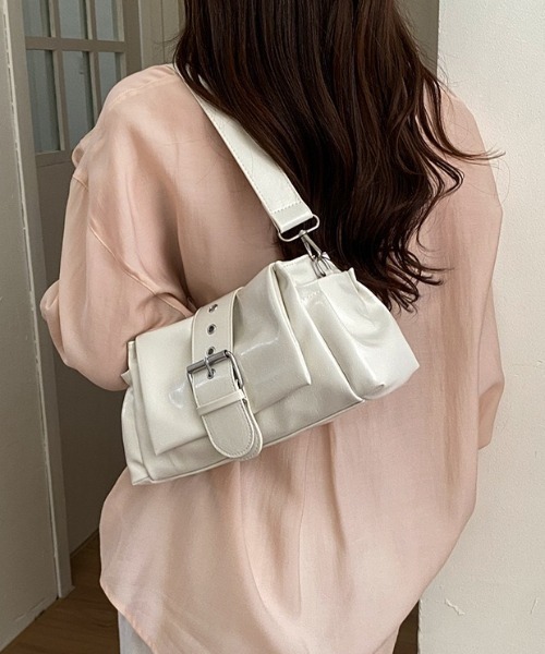 yuue' ( wear )(ユーイ)の「2WAYベルトデザインミニショルダーバッグ/ペットボトル収納可(ショルダーバッグ・レディース・ブラック/アイボリー・FREE)」の4枚目の写真
