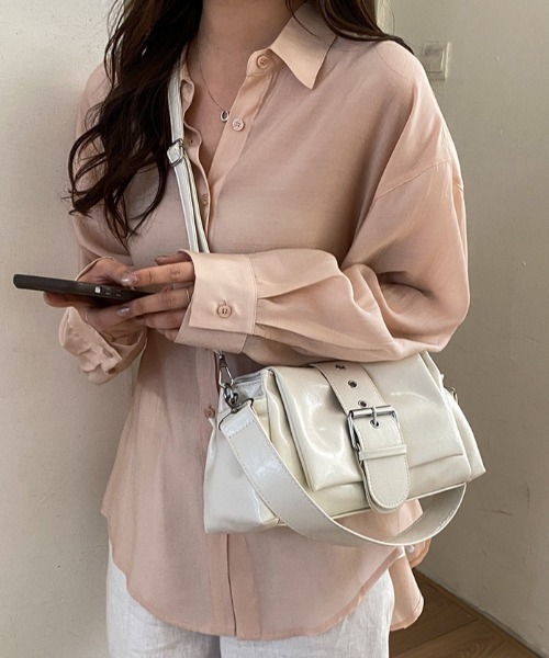 yuue' ( wear )(ユーイ)の「2WAYベルトデザインミニショルダーバッグ/ペットボトル収納可(ショルダーバッグ・レディース・ブラック/アイボリー・FREE)」の3枚目の写真