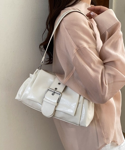 yuue' ( wear )(ユーイ)の「2WAYベルトデザインミニショルダーバッグ/ペットボトル収納可(ショルダーバッグ・レディース・ブラック/アイボリー・FREE)」の6枚目の写真