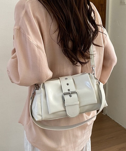 yuue' ( wear )(ユーイ)の「2WAYベルトデザインミニショルダーバッグ/ペットボトル収納可(ショルダーバッグ・レディース・ブラック/アイボリー・FREE)」の7枚目の写真