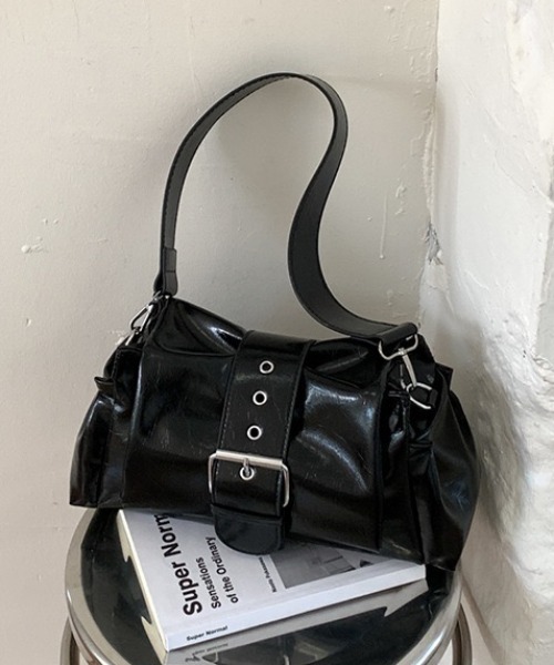 yuue' ( wear )(ユーイ)の「2WAYベルトデザインミニショルダーバッグ/ペットボトル収納可(ショルダーバッグ・レディース・ブラック/アイボリー・FREE)」の11枚目の写真