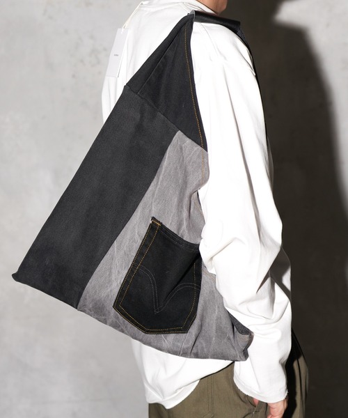 THRIFTY LOOK(スリフティールック)の「LEVIS TRIANGLE TOTE LARGE(トートバッグ・メンズ・ブラック・FREE)」の8枚目の写真