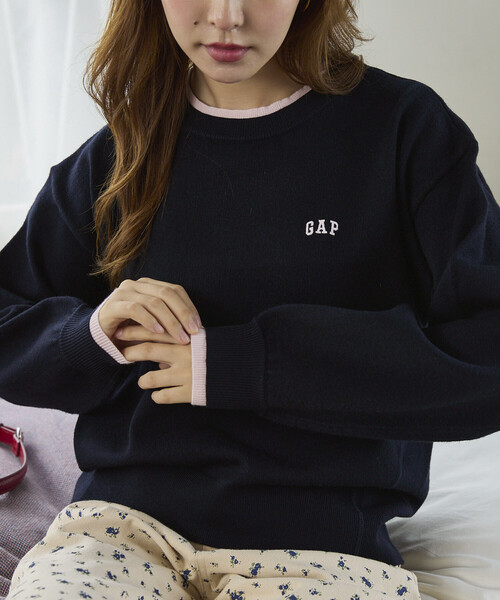 GAP(ギャップ)の「PUBLUX × GAP/ギャップ 配色 レイヤード カシミア ブレンド クルーネック ニット 限定展開(ニット/セーター・レディース・チャコールグレー/グレー/ネイビー/ブラウン・フリ-)」の4枚目の写真