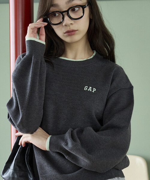 GAP(ギャップ)の「PUBLUX × GAP/ギャップ 配色 レイヤード カシミア ブレンド クルーネック ニット 限定展開(ニット/セーター・レディース・チャコールグレー/グレー/ネイビー/ブラウン・フリ-)」の2枚目の写真