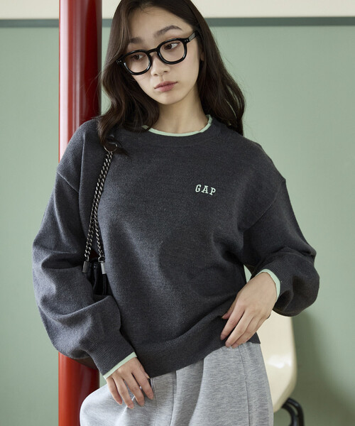 GAP(ギャップ)の「PUBLUX × GAP/ギャップ 配色 レイヤード カシミア ブレンド クルーネック ニット 限定展開(ニット/セーター・レディース・チャコールグレー/グレー/ネイビー/ブラウン・フリ-)」の5枚目の写真