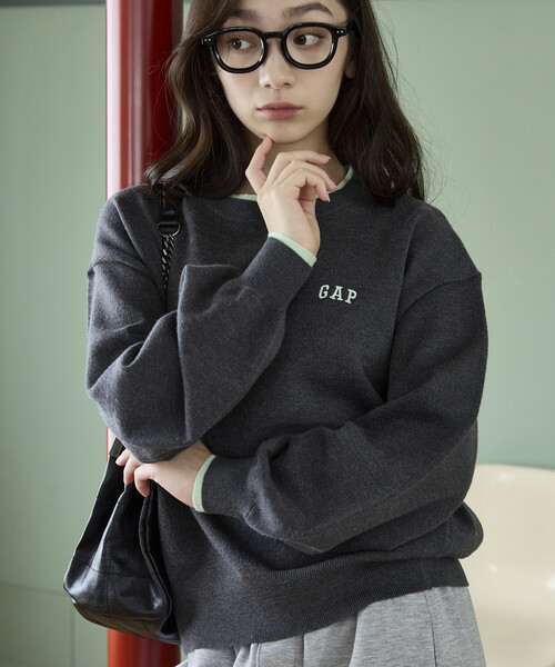 GAP(ギャップ)の「PUBLUX × GAP/ギャップ 配色 レイヤード カシミア ブレンド クルーネック ニット 限定展開(ニット/セーター・レディース・チャコールグレー/グレー/ネイビー/ブラウン・フリ-)」の6枚目の写真