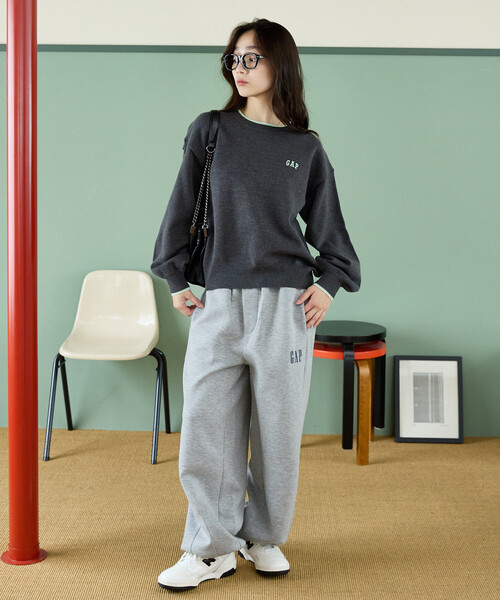 GAP(ギャップ)の「PUBLUX × GAP/ギャップ 配色 レイヤード カシミア ブレンド クルーネック ニット 限定展開(ニット/セーター・レディース・チャコールグレー/グレー/ネイビー/ブラウン・フリ-)」の8枚目の写真