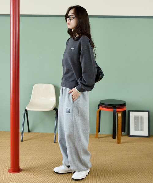 GAP(ギャップ)の「PUBLUX × GAP/ギャップ 配色 レイヤード カシミア ブレンド クルーネック ニット 限定展開(ニット/セーター・レディース・チャコールグレー/グレー/ネイビー/ブラウン・フリ-)」の9枚目の写真