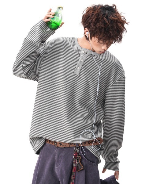 neos(ネオス)の「【neos】細ピッチ ボーダー ボタン 配色 切替 ヘンリーネック 長袖 Tシャツ カットソー リラックスフィット プルオーバー メンズ レディース ユニセックス 2026秋冬(Tシャツ/カットソー・メンズ・ブラック/ホワイト/グレー・X-LARGE/MEDIUM/LARGE)」の3枚目の写真