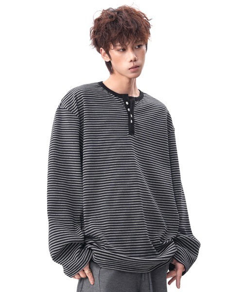 neos(ネオス)の「【neos】細ピッチ ボーダー ボタン 配色 切替 ヘンリーネック 長袖 Tシャツ カットソー リラックスフィット プルオーバー メンズ レディース ユニセックス 2026秋冬(Tシャツ/カットソー・メンズ・ブラック/ホワイト/グレー・X-LARGE/MEDIUM/LARGE)」の15枚目の写真