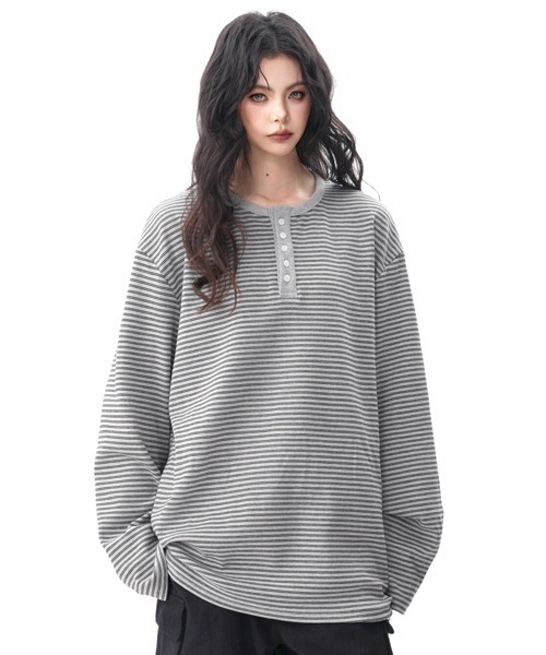 neos(ネオス)の「【neos】細ピッチ ボーダー ボタン 配色 切替 ヘンリーネック 長袖 Tシャツ カットソー リラックスフィット プルオーバー メンズ レディース ユニセックス 2026秋冬(Tシャツ/カットソー・メンズ・ブラック/ホワイト/グレー・X-LARGE/MEDIUM/LARGE)」の21枚目の写真