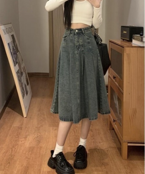 &soiree(アンドソワレ)の「フロントタックデニムフレアミドルスカート(デニムスカート・レディース・ブルー・SMALL/MEDIUM/LARGE/X-LARGE)」の1枚目の写真