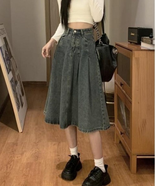&soiree(アンドソワレ)の「フロントタックデニムフレアミドルスカート(デニムスカート・レディース・ブルー・SMALL/MEDIUM/LARGE/X-LARGE)」の2枚目の写真