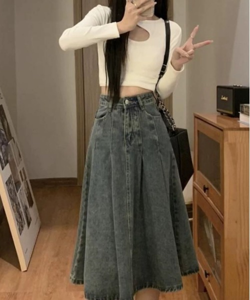 &soiree(アンドソワレ)の「フロントタックデニムフレアミドルスカート(デニムスカート・レディース・ブルー・SMALL/MEDIUM/LARGE/X-LARGE)」の3枚目の写真