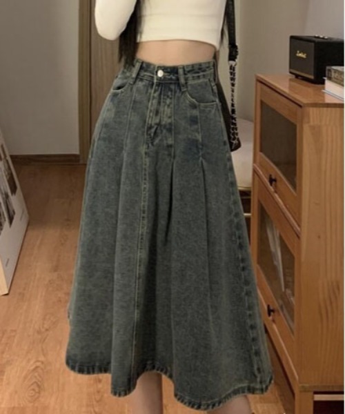 &soiree(アンドソワレ)の「フロントタックデニムフレアミドルスカート(デニムスカート・レディース・ブルー・SMALL/MEDIUM/LARGE/X-LARGE)」の4枚目の写真