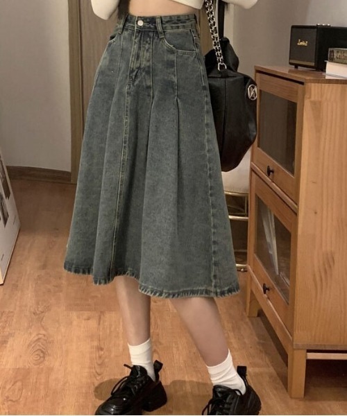 &soiree(アンドソワレ)の「フロントタックデニムフレアミドルスカート(デニムスカート・レディース・ブルー・SMALL/MEDIUM/LARGE/X-LARGE)」の5枚目の写真