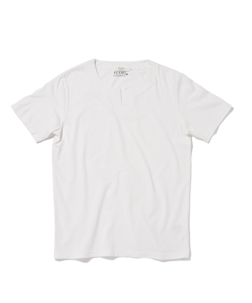 BEAMS LIGHTS Men's（ビームスライツ メンズ）の「BEAMS LIGHTS /  ネックスリットＴシャツ（Tシャツ/カットソー・メンズ・ホワイト/ネイビー・MEDIUM/X-LARGE/LARGE/SMALL）」の2枚目の写真