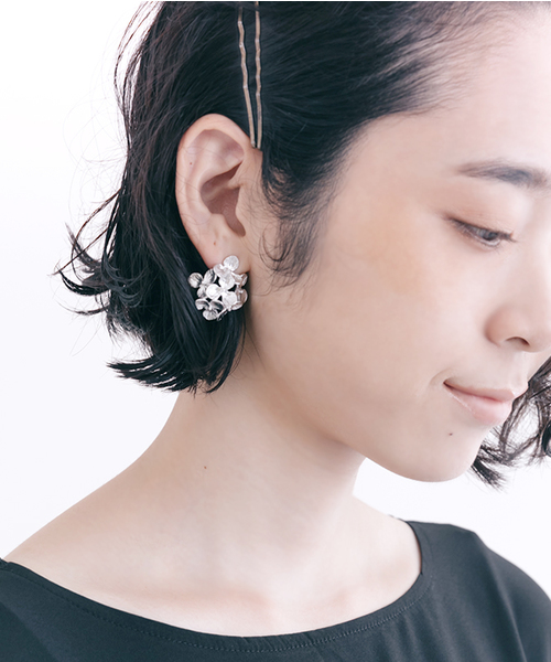 merlot plus（メルロープリュス）の「アジサイピアス4248（ピアス（両耳用）・レディース・シルバー/ゴールド・FREE）」の2枚目の写真