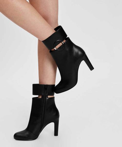CHARLES & KEITH(チャールズ & キース)の「リングディテールカフブーツ / RING DETAIL CALF BOOTS(ブーツ・レディース・ブラック/レッド/ダークブルー・22.5cm/23cm/23.5cm/24.5cm/25cm)」の4枚目の写真