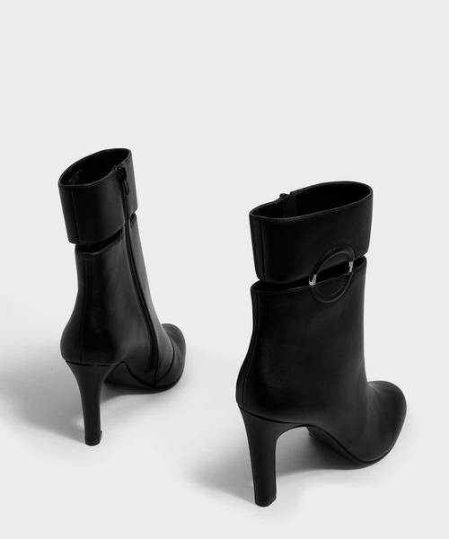 CHARLES & KEITH(チャールズ & キース)の「リングディテールカフブーツ / RING DETAIL CALF BOOTS(ブーツ・レディース・ブラック/レッド/ダークブルー・22.5cm/23cm/23.5cm/24.5cm/25cm)」の6枚目の写真