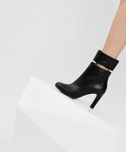 CHARLES & KEITH(チャールズ & キース)の「リングディテールカフブーツ / RING DETAIL CALF BOOTS(ブーツ・レディース・ブラック/レッド/ダークブルー・22.5cm/23cm/23.5cm/24.5cm/25cm)」の9枚目の写真