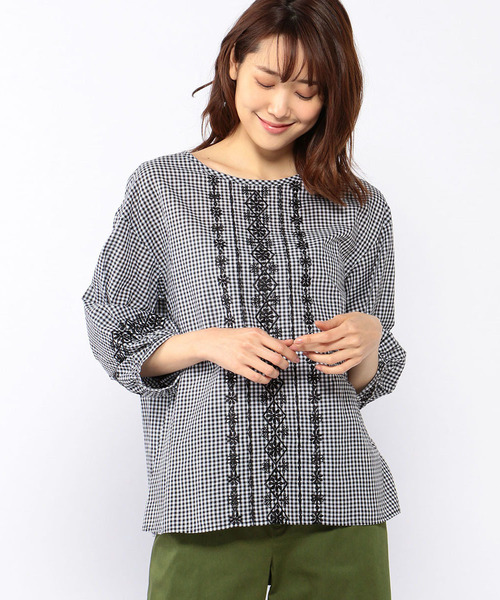 Petit Honfleur（プチオンフルール）の「◇カタログ掲載◇【麻シリーズ】刺しゅうギンガムチェックブラウス（シャツ/ブラウス・レディース・ブラック/ネイビー・11号/9号/13号）」の2枚目の写真