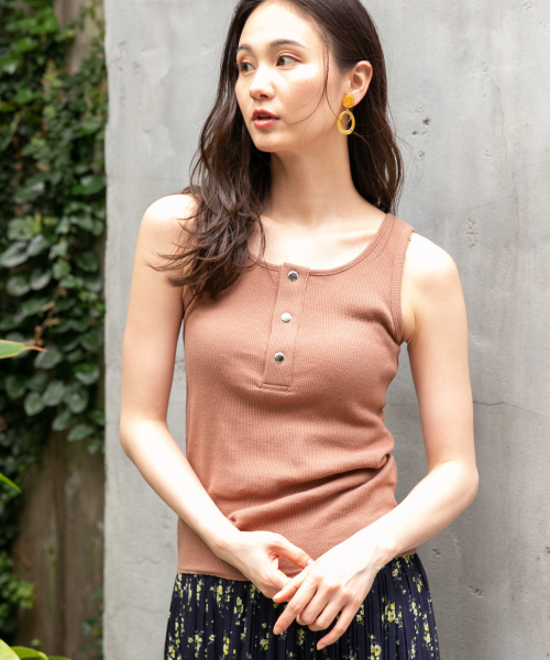 GLOBAL WORK（グローバルワーク）の「スナップボタンタンク/839930（タンクトップ・レディース・ホワイト/ブラック/ブラウン/オフホワイト・MEDIUM/LARGE）」の4枚目の写真