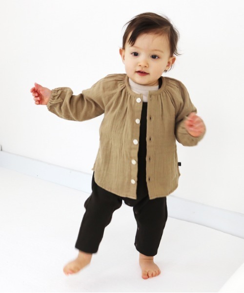 quoti use fith（クゥオティ　ユース　フィス）の「ガーゼスモック 長袖 シャツ（シャツ/ブラウス・キッズ・グリーン/ベージュ/ピンク/チャコールグレー・80/90/100）」の8枚目の写真