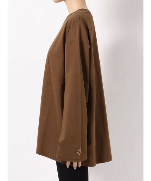 EVRIS（エヴリス）の「【SUDA ANNA×EVRIS】LOGO L/T（Tシャツ/カットソー・レディース・ホワイト/ブラウン/レッド・FREE）」の6枚目の写真