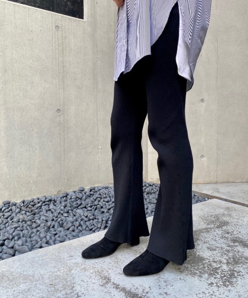 SHENERY（シーナリー）の「リブフレアニットパンツ（その他パンツ・レディース・ブラック/グレイッシュベージュ・FREE）」の2枚目の写真