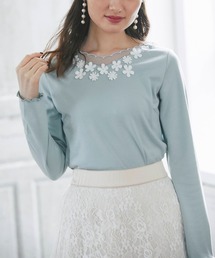 tocco closet（トッコ　クローゼット）の「フラワーモチーフ装飾スカラチュールネック袖口メローフリルエアーウォーム裏起毛ポンチプルオーバー（Tシャツ/カットソー）」