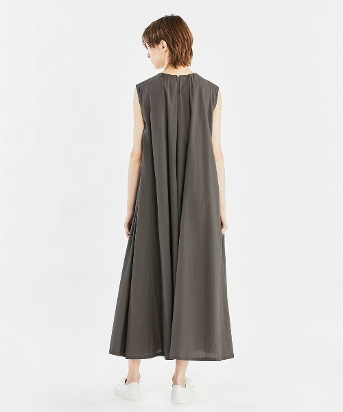mizuiroind（ミズイロインド）の「【GINZA5月号掲載】mizuiro ind ギャザーネックノースリーブロングワンピース（ワンピース・レディース・ネイビー/グレー/ブラック・FREE）」の15枚目の写真