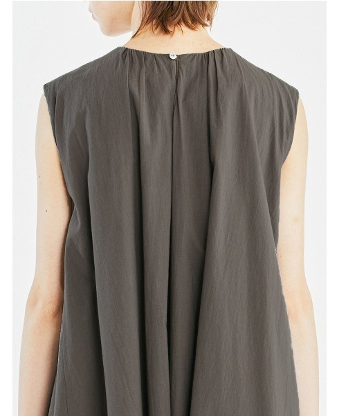 mizuiroind（ミズイロインド）の「【GINZA5月号掲載】mizuiro ind ギャザーネックノースリーブロングワンピース（ワンピース・レディース・ネイビー/グレー/ブラック・FREE）」の8枚目の写真