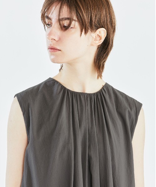 mizuiroind（ミズイロインド）の「【GINZA5月号掲載】mizuiro ind ギャザーネックノースリーブロングワンピース（ワンピース・レディース・ネイビー/グレー/ブラック・FREE）」の13枚目の写真