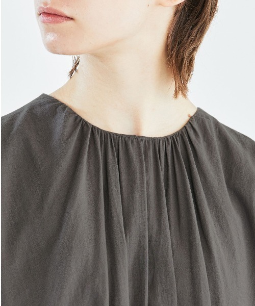 mizuiroind（ミズイロインド）の「【GINZA5月号掲載】mizuiro ind ギャザーネックノースリーブロングワンピース（ワンピース・レディース・ネイビー/グレー/ブラック・FREE）」の12枚目の写真