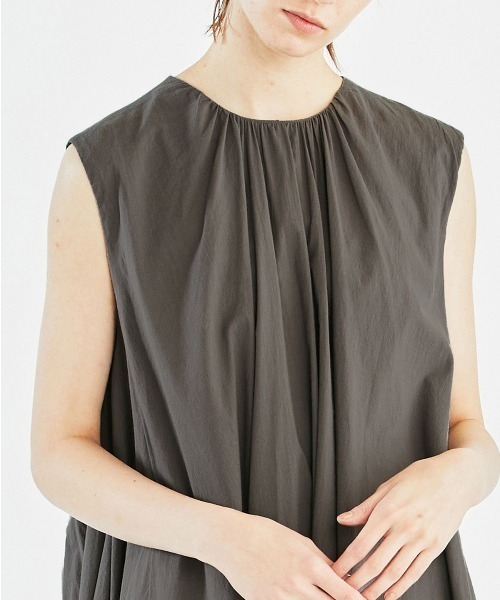 mizuiroind（ミズイロインド）の「【GINZA5月号掲載】mizuiro ind ギャザーネックノースリーブロングワンピース（ワンピース・レディース・ネイビー/グレー/ブラック・FREE）」の11枚目の写真