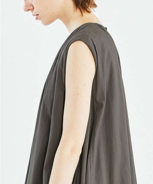 mizuiroind（ミズイロインド）の「【GINZA5月号掲載】mizuiro ind ギャザーネックノースリーブロングワンピース（ワンピース・レディース・ネイビー/グレー/ブラック・FREE）」の10枚目の写真