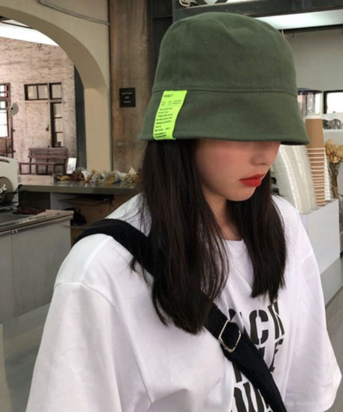 me+em select（ミームセレクト）の「ネオンタグバケットハット（ハット・レディース・カーキ/ブラック/ベージュ/ホワイト・FREE）」の4枚目の写真