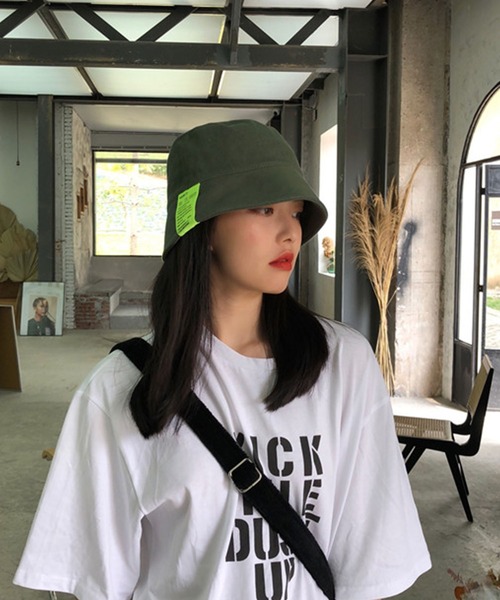 me+em select（ミームセレクト）の「ネオンタグバケットハット（ハット・レディース・カーキ/ブラック/ベージュ/ホワイト・FREE）」の5枚目の写真