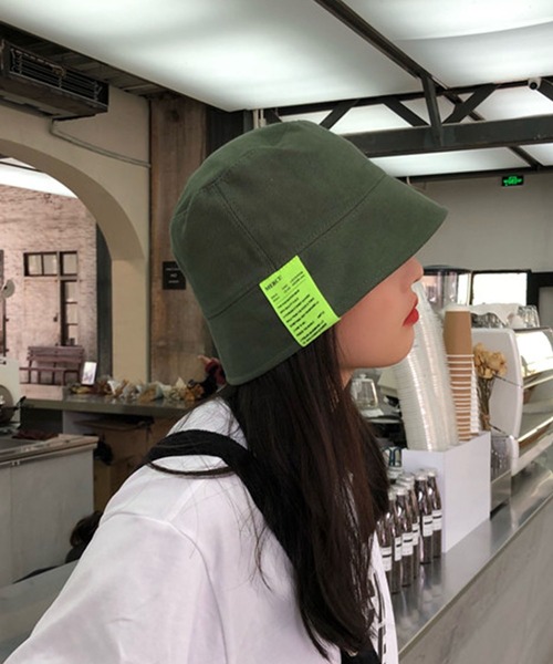 me+em select（ミームセレクト）の「ネオンタグバケットハット（ハット・レディース・カーキ/ブラック/ベージュ/ホワイト・FREE）」の6枚目の写真