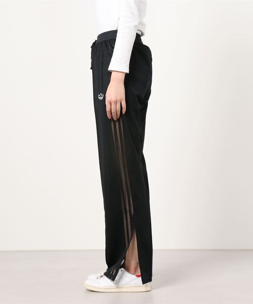 adidas（アディダス）の「ワイドレッグパンツ / アディダスオリジナル