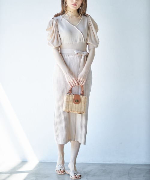 tocco closet(トッコ クローゼット)の「【ZOZO限定】ウエストりぼん付きシアーボリュームスリーブカシュクールニットワンピース(ワンピース・レディース・ブラック/ベージュ/ラベンダー/グレイッシュブルー・M)」の6枚目の写真