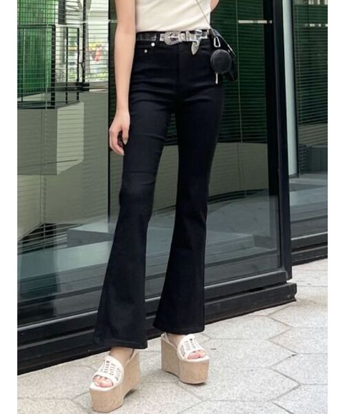 EVRIS（エヴリス）の「フレアデニムパンツ（デニムパンツ・レディース・ブラック/インディゴブルー/ブラウン・SMALL/MEDIUM）」の2枚目の写真