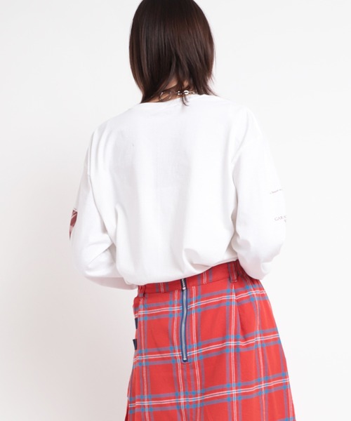RNA（アールエヌエー）の「M1745 ガレージビーナスプリントロングTシャツ（Tシャツ/カットソー・レディース・ホワイト×レッド/ホワイト×ブラック/ブラック×ホワイト・MEDIUM）」の5枚目の写真